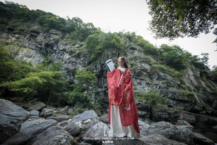为什么有钱人不装瓷砖地面?现在早流行这样做,环保耐磨又好看!